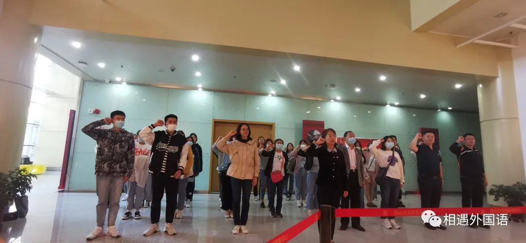 一群人站在室内描述已自动生成