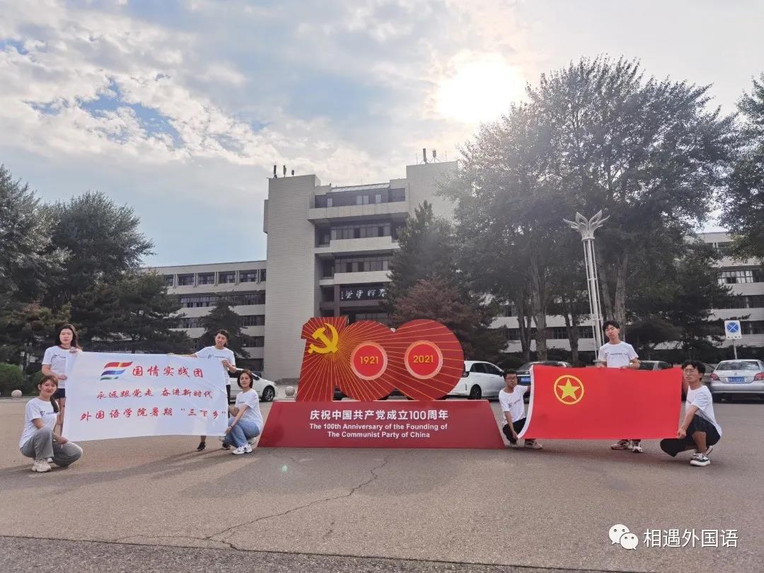 街道上立着广告牌子描述已自动生成