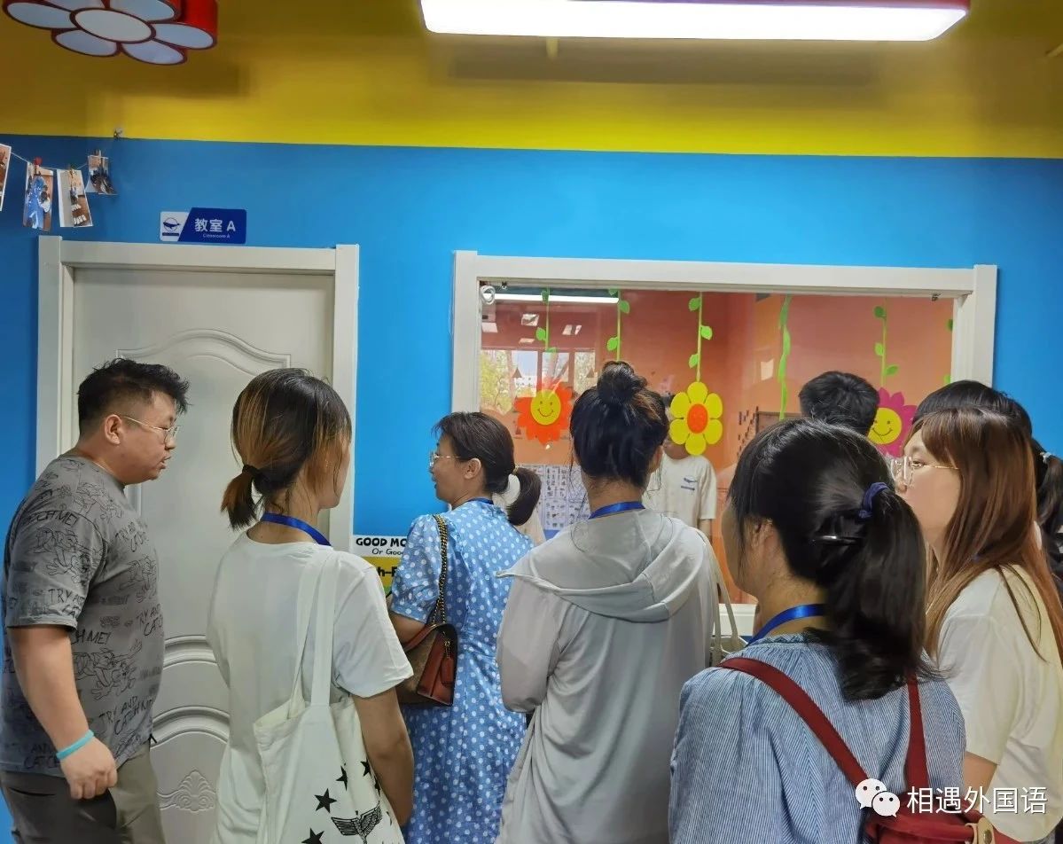 一群人站在室内描述已自动生成